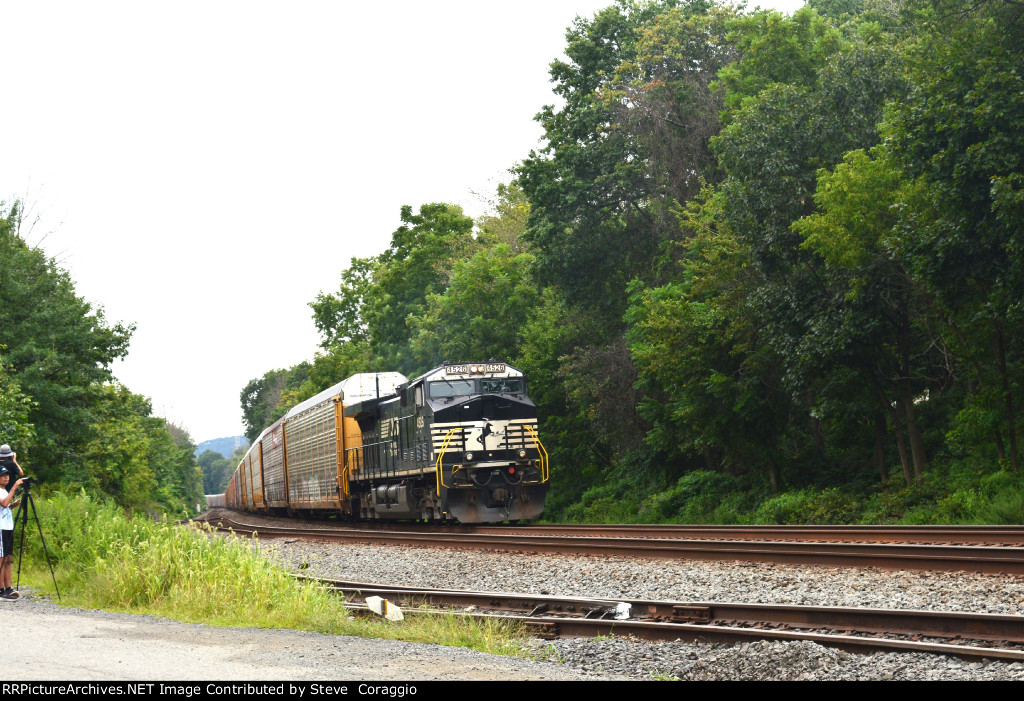 NS 4526 and Railfans
